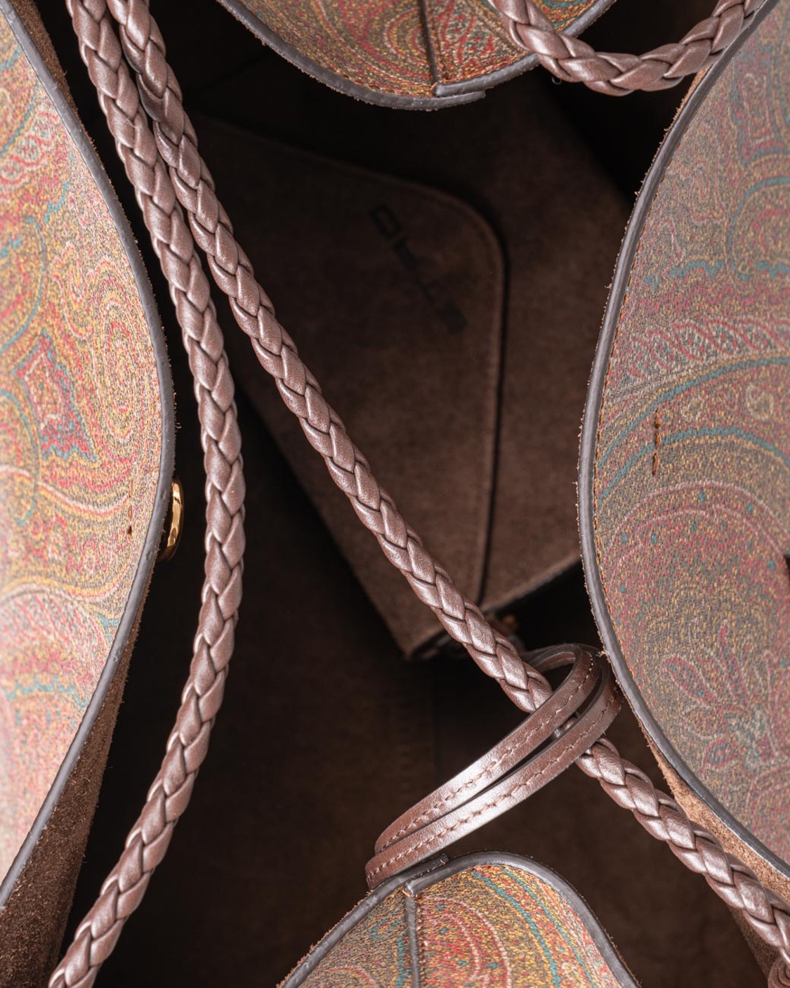 shop ETRO  Borsa: Etro shopping bag libra media in arnica.
Chiusura con moschettone.
Doppi manici.
Piedini in metallo.
Realizzata nell'iconico Paisley jacquard, impreziosita da una patch ricamata con logo ETRO e Pegaso sul davanti.
Manici intrecciati e lavorazione con infilature sugli angoli della borsa.
Interni in suede e chiusura con moschettone.
L'accessorio presenta una comoda pochette interna in suede.
Dimensioni: 29 x 39 x 16 cm.
Composizione: Spalmatura: 100% in PVC; Interno: 100% pelle.
Made in Italy.. WP1D0028 AA060-M0019 number 4388339